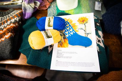 Sinikeltaisia sukkia Ukrainan kunniaksi kudotaan myös Oulussa – lankoja värikoodilla ovat ostaneet niin opiskelijat kuin varttuneemmatkin