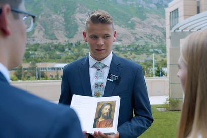 Arvio: Kulttuurishokki iskee, koti-ikävä painaa eikä sanoma kiinnosta ketään – dokumentti seuraa amerikkalaisten mormoninuorten lähetystyötä eksoottisessa Suomessa