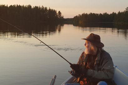 Kaksi viikkoa sitten menehtynyt elokuvaohjaaja Tapio Suominen rakastui Kuusamon virtavesiin jo nuorena – "Moskun" tekijä haudataan kalapaikan läheisyyteen Käylään