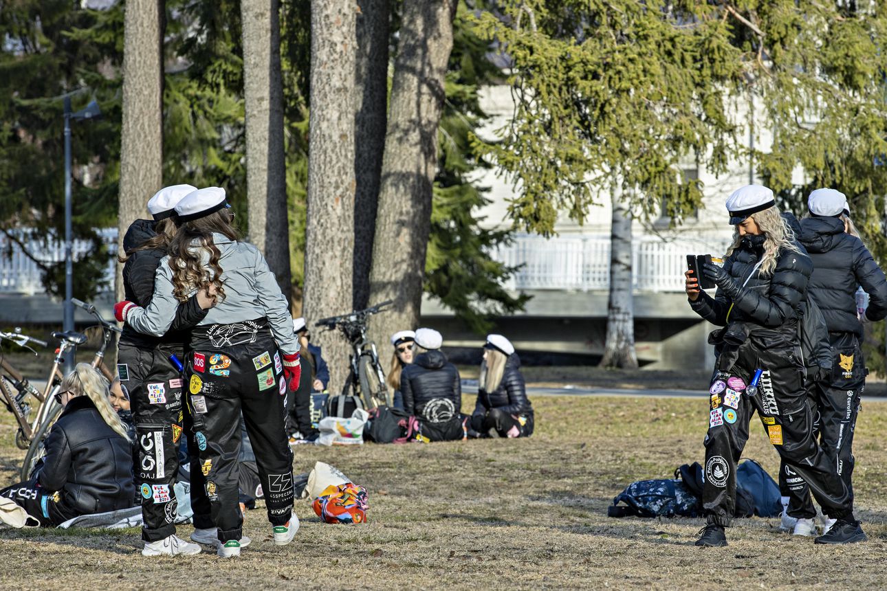 Oululaisopiskelijat suuntasivat juhlimaan puistoihin ja Torinrantaan, mutta  haalarien lisäksi myös toppatakki oli tarpeen – Vapun juhlinta on sujunut  rauhallisesti | Kaleva