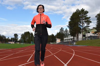 Raija Hildén ennätysvauhdissa Pudasjärvellä – 400 metrin SE:n Posion Pyrinnön urheilijalle