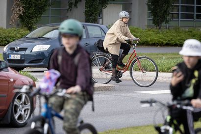 Oulussa pyöräillään jalkakäytävillä, eikä osata väistämissääntöjä – liikenneinsinöörin mukaan kävelyn ja pyöräilyn yhdistäminen oli "katastrofaalinen virhe"