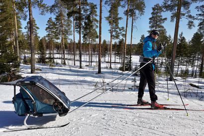 Suksikärry pelasti oululaispariskunnan yhteiset hiihtolenkit – Aleksi Romppainen on vetänyt hiihtäen kärryä taapero kyydissään jo yli 600 kilometriä talven mittaan