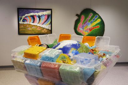 "Muotoilkaamme maa muovilla" esillä Pohjantähdessä – näyttely joka pysähdyttää ajattelemaan muovin valtaamaa maailmaa