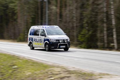 Peräkärry irtosi henkilöauton koukusta ja rysähti valaisinpylvääseen Kuusamontiellä Oulussa