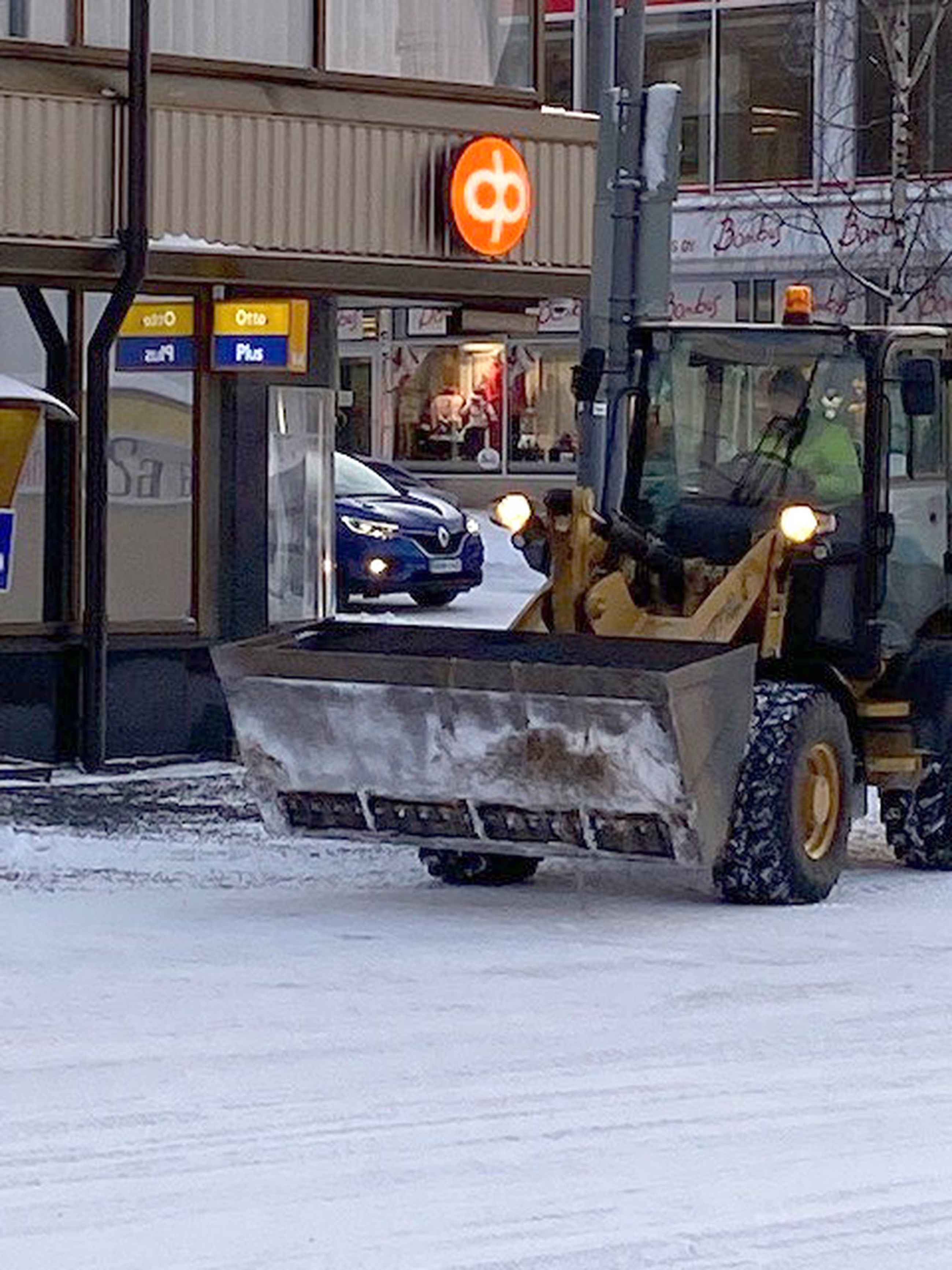 Nevaksen pihapiiri uudistuu - asfalttia ja padel-kenttiä tulossa