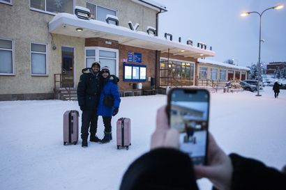 Kohtaamisia hälinän keskellä – Rovaniemen rautatieasemalla koetaan jälleennäkemisiä, ja monelle se on ensikosketus kaupunkiin