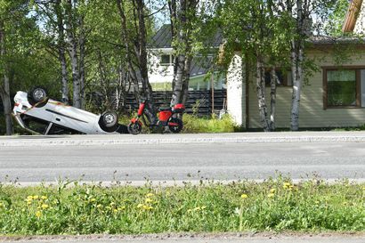 Auto katolleen Ouluntaipaleella – jalankulkija selvisi tilanteesta säikähdyksellä