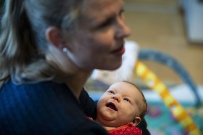 Katri Keräsen kuudes lapsi syntyi olohuoneessa perheensä keskelle – Pohjois-Suomessa yli 20 lasta vuodessa syntyy tarkoituksella kotona