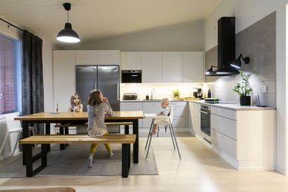 Lapsiperheen moderni koti Oulun Talvikankaalla henkii lämpöä ja harmoniaa
