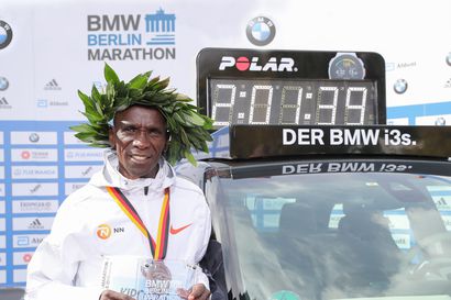 Olympiavoittaja Eliud Kipchoge rusensi maratonin ME-aikaansa puolella minuutilla: 2.01,09