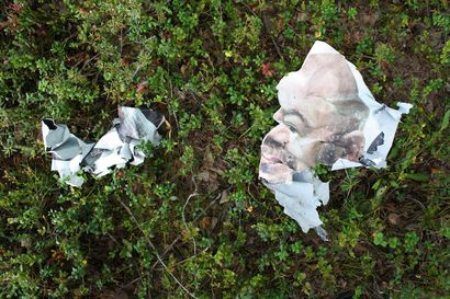 Maakuntajohtaja Mika Riipin vaalimainos jäi tien varteen Posiolla – "Minullehan se vastuu lopulta kuuluu roskien keräämisestä"