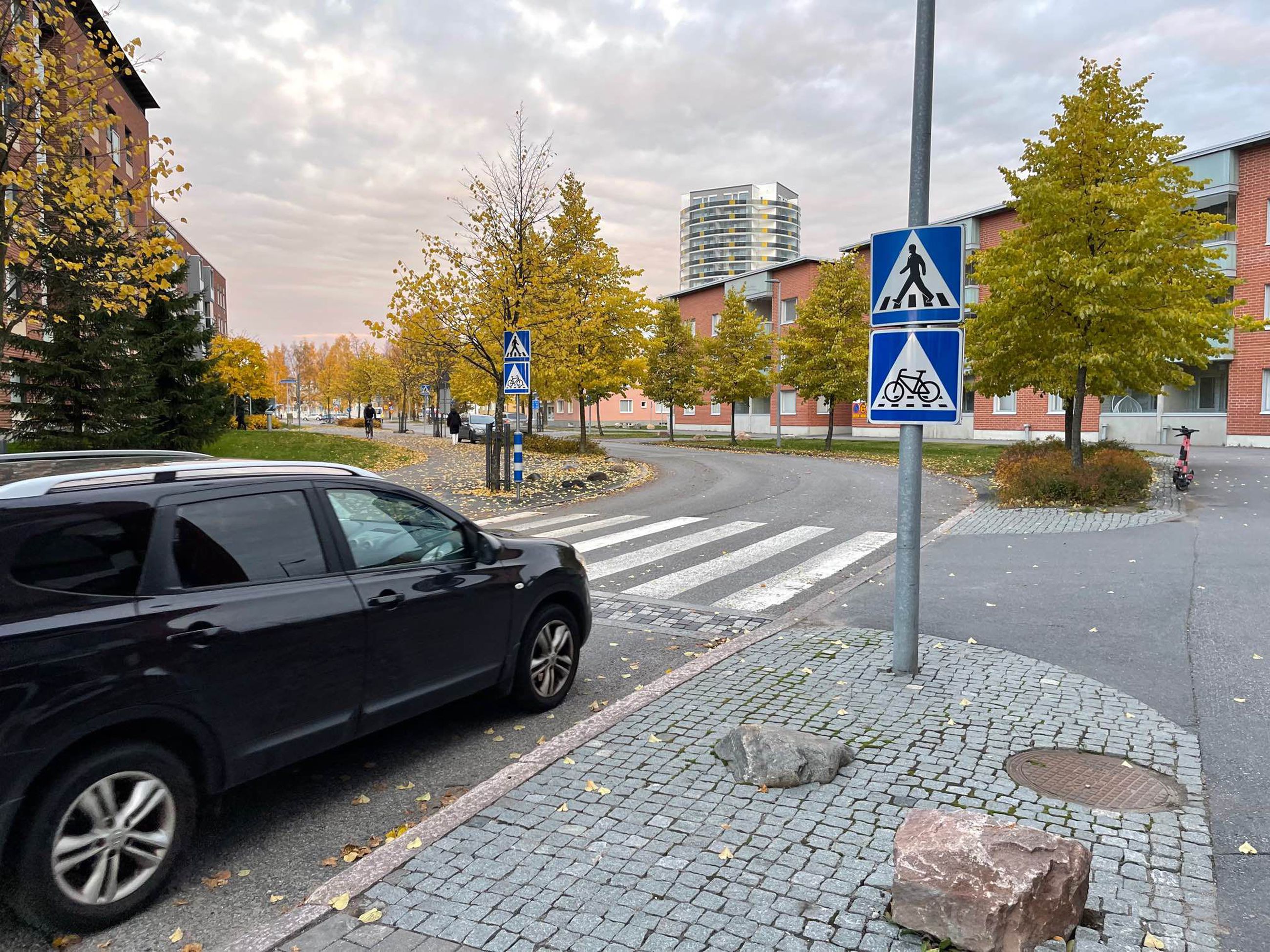 Oulussa otettiin käyttöön uudet liikennemerkit – näillä tienylityspaikoilla  autoilijan pitää aina väistää pyöräilijää | Kaleva