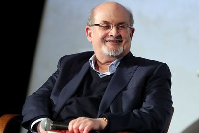 NYT: Kaulaan ja vatsaan puukotettu kirjailija Salman Rushdie sai vakavia vammoja ja on hengityskoneessa