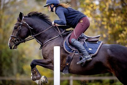 Kilpailuvietti vie esteiden yli – 15-vuotias Wilma Ojaniemi: "Pidän ratsastusta tylsänä, jos ei ole mitään tavoitetta"