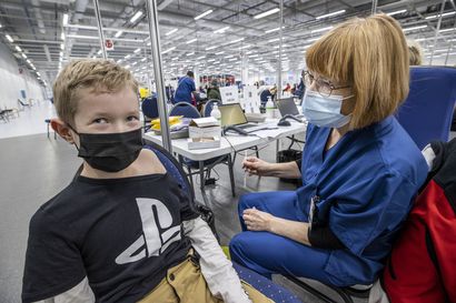 Väkeä virtaa ottamaan rokotuksia Oulun Limingantullin jatkuvana virtana – homma sujuu vauhdikkaasti ilman suurempia jonottamisia