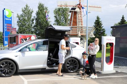 Suomen suurin superlaturi Kärsämäellä avattiin nyt muillekin sähköautomerkeille – Sähköautojen latausverkostoa tarvitaan lisää etenkin kasvukeskusten ulkopuolella