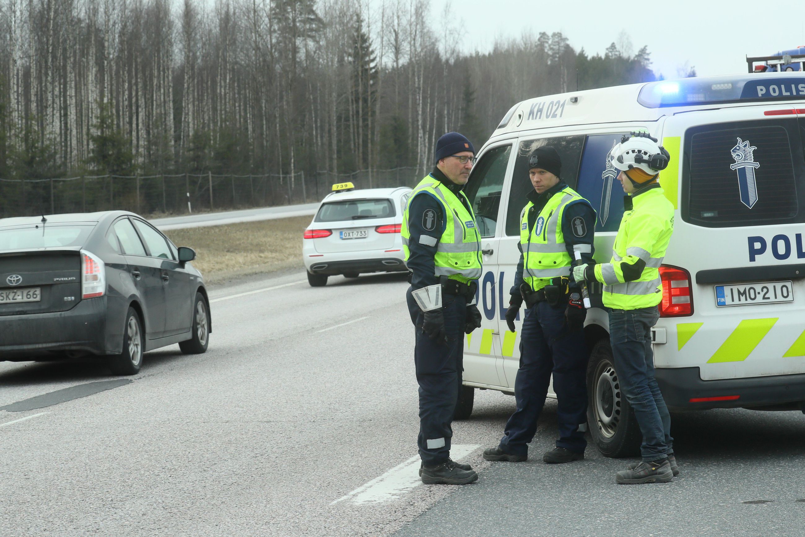 Raskaat tiesulut kohoavat jo Uudenmaan rajoille – Poliisi valmistautuu  historiallisiin tarkastuksiin, kun Uusimaa suljetaan muusta Suomesta |  Kaleva