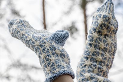 Miten sukan voi neuloa kärjestä aloittaen? Kädentaitojen ystäviä hemmotellaan Käsittämättömiä käsitöitä -tapahtumalla Oulussa lauantaina