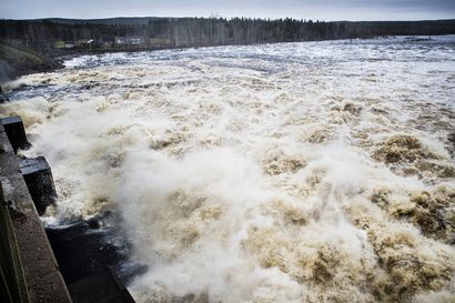Tornionjoen tulvahuippu lähellä, Ounasjoki jatkaa laskuaan – Lapissa tienpätkiä yhä suljettu tielle nousseen tulvaveden vuoksi