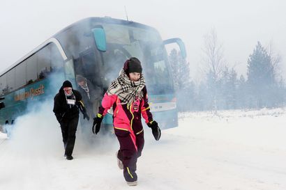 Sähköpyörä roihautti bussin tuleen Saariselällä, auto täpötäynnä matkustajia – pelastusharjoituksessa simuloitiin suuronnettomuutta