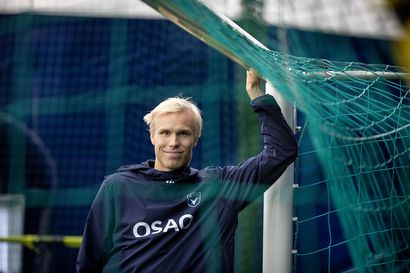 Eemeli Raittinen olisi halunnut pelata enemmän AC Oulun liigajoukkueessa – Kaksimetrinen lääkäriopiskelija on sen sijaan tehnyt sarjanousua tavoittelevalle OLS:lle 15 maalia