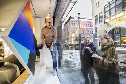 Oululaisten taiteilijoiden kavalkadi piristää Oulun keskustaa halkovan taidepolun varrella näyteikkunoissa – "Varmasti pisin taidenäyttely, mitä Oulussa on koskaan nähty"