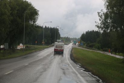 Asfalttityöt haittaavat liikennettä Oulaisten keskustassa – Ensi viikolla myös kaukolämpötyöt tuovat valot Pyhäjoen sillalle