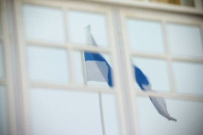 Itsenäisyyspäivän eri mielenosoitusryhmät eivät kohdanneet Helsingissä – poliisi ohjasi yhden kulkueen uudelle reitille