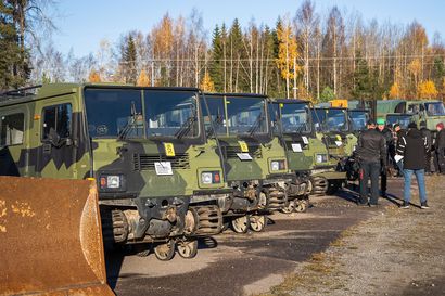 Puolustusvoimilta poistettua materiaalia huutokaupataan jälleen Tervolassa lauantaina – huudettavana on esimerkiksi yli 20 telakuorma-autoa