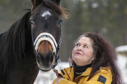 Elämä ilman hevosia ahdistaa tv-sarjasta tuttua Teija Särkelää astmaakin enemmän –harrastukseen on uponnut mieletön määrä rahaa
