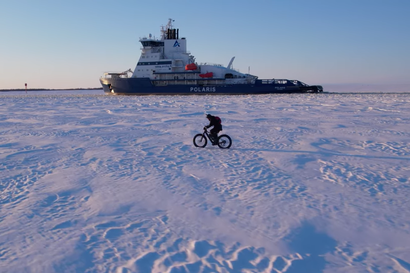 Drooni kuvaa, kun oululainen hurjapää Tero Savolainen kirittää jäänmurtajaa merellä läskipyörän selässä – katso video