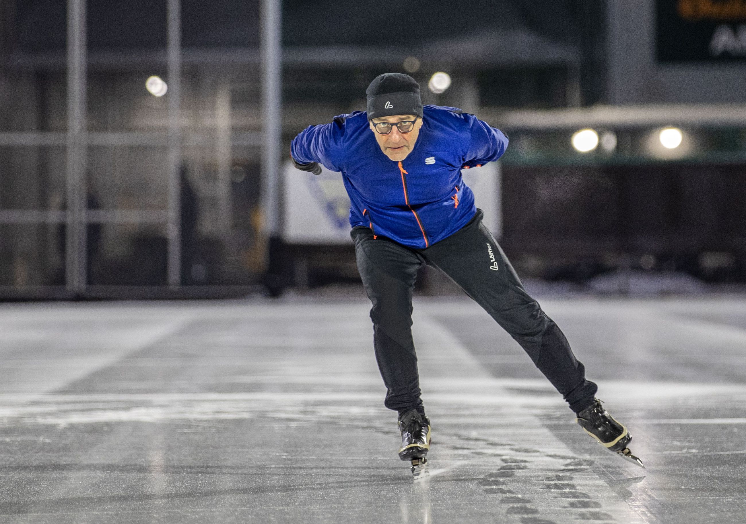 Oulun Tarmon Jouko Vesterlund oli Suomen nopein pikaluistelija 1980-luvulla  – Keskuskentän jäällä railot piti merkitä lumipalloilla, joskus Heinäpäästä  leijaili nokea | Kaleva