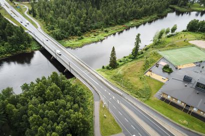 Pudasjärven puhutuin silta – Iijoen ylittävä silta aiheutti vilkkaan keskustelun heti valmistuttuaan. Syynä oli sillankaiteet, jotka tehokkaasti suojasivat jalankulkijat, mutta samalla estävät näkymän joelle.