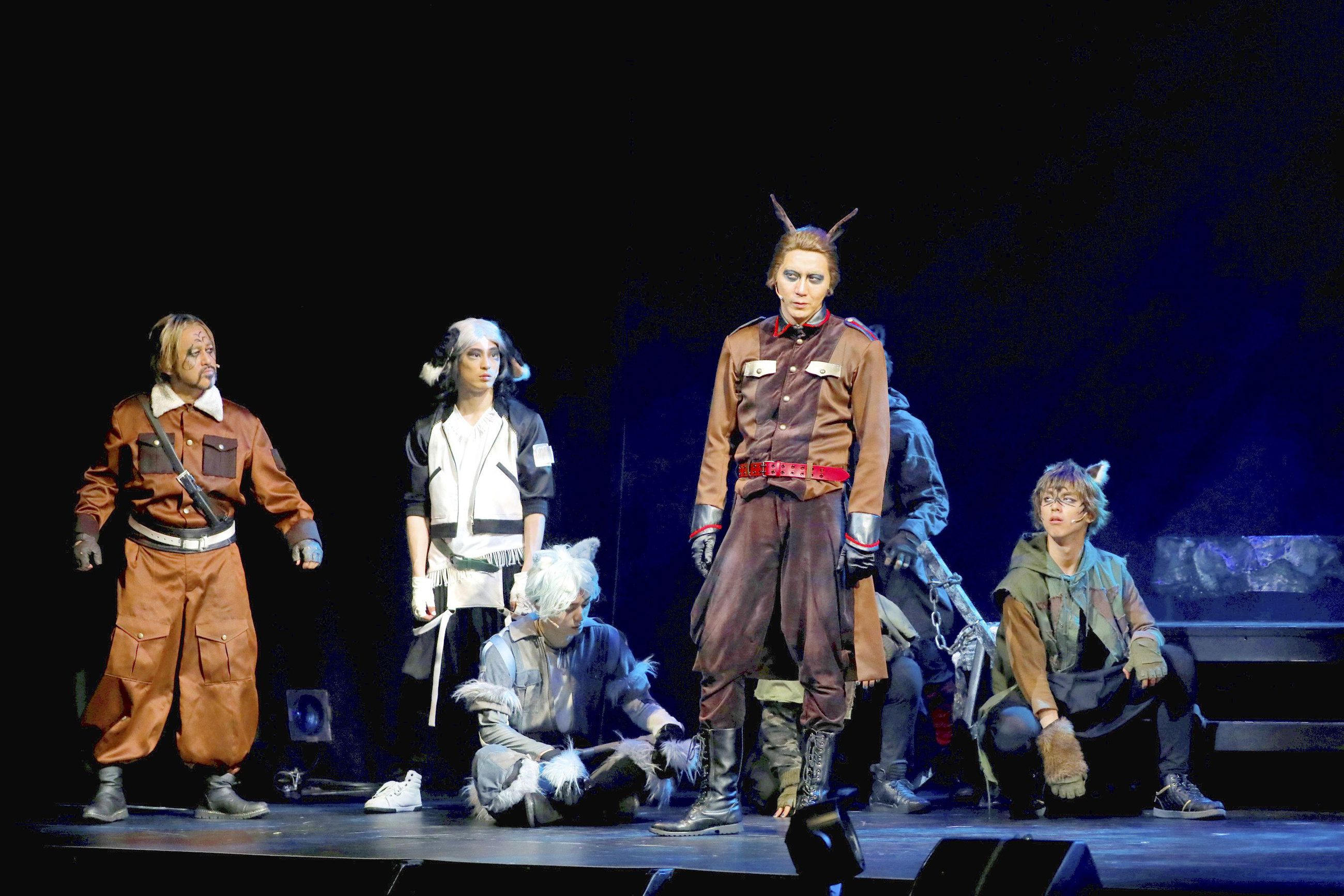 Arvio: Hassusti pukeutuneet japanilaisnäyttelijät riehuvat hataran  näköisissä kulisseissa – Hopeanuoli-musikaali on toteutettu hellyttävän  amatöörimäisesti | Kaleva