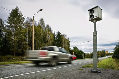 Analyysi: Moni hidastelee liikenteessä leikatakseen bensakuluja – pitäisikö hallituksen laskea nopeusrajoituksia energiakriisin selättämiseksi?