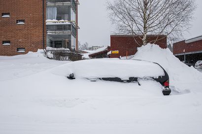 Kysyimme: Pärjääkö auto lumen alla? – "Taivasalla auto on alttiimpi säälle ja ilkivallalle"