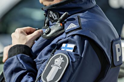 Poliisipartio pelasti väsyneen uimarin Tornionjoesta siviilivenettä käyttäen