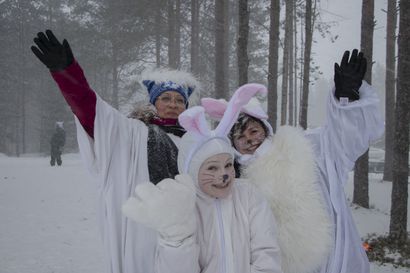 Luminen ja liikunnallinen Satumetsän päiväkodin talvirieha Hietamaalla – katso kuvat ja video  tapahtumasta