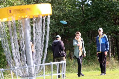 Frisbeegolfradat liikuttavat monia, muistuttaa Kempeleen Frisbeeseuran puheenjohtaja Ari Korpela