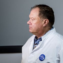 Infektiolääkäri Markku Broas joutuu jättämään Linnan juhlat väliin sairastumisen vuoksi: "Ei sinne voi lähteä Buranan voimalla levittämään tautia"