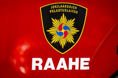 Akkulaturin kärähtäminen täytti autotallin savulla Raahessa, palokunta hälytettiin hätiin
