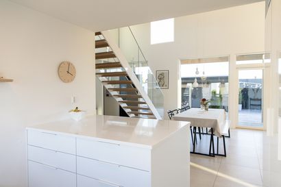 Valo kiertää kodissa – oululaisperheen modernissa kodissa on paljon valkoista ja pehmeitä puunsävyjä