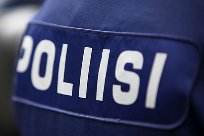 Auto suistui tieltä Veitikanlampeen – pikkujoulukauden avaus työllisti poliisia Rovaniemellä