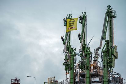 Greenpeace estää venäläisen nesteytetyn maakaasun purkamisen Röyttän satamassa Torniossa – mielenosoittajat tulivat satama-alueelle mereltä, yöpymiseen varauduttu