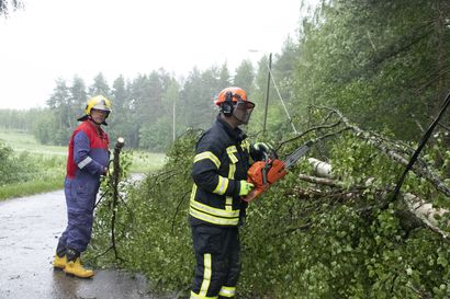 Myrsky- ja ukkosrintama teki pahaa jälkeä tiistai-iltapäivänä Rantsilassa – trombi irrotti kattoja, kaatoi metsää ja pihapuita