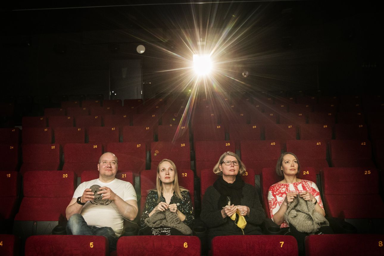 Elokuvateatteri Starissa järjestetään tänään perjantaina Suomen ensimmäinen  Neulekino – Etelä-Suomessa suosittuja nautiskelunäytöksiä ei ole ainakaan  vielä tulossa Ouluun | Kaleva