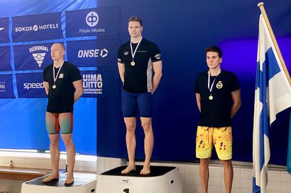 Ronny Brännkärrin mitaliketjuun kaksi SM-kultaa – KemTU:n uimari mestariksi 200 metrin sekauinnissa ja 50 metrin selkäuinnissa