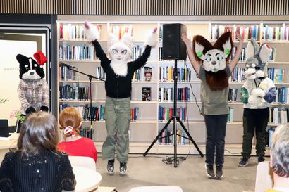 Tutut sävelet tuovat joulun – Pudasjärven kansalaisopiston taitajat esiintyivät kirjastolla