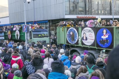 Kaleva Live: Oulun lukioiden abiturientit nousivat kuorma-autojen kyytiin kiristyneiden turvallisuusmääräysten vallitessa – katso tallenne penkkariajosta